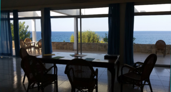 Blick aus dem Seminarraum aufs Meer in
Zypern